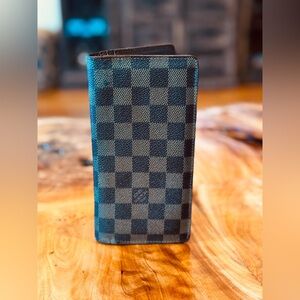 Louis Vuitton
Vintage 2007 damier long Bifold Wallet